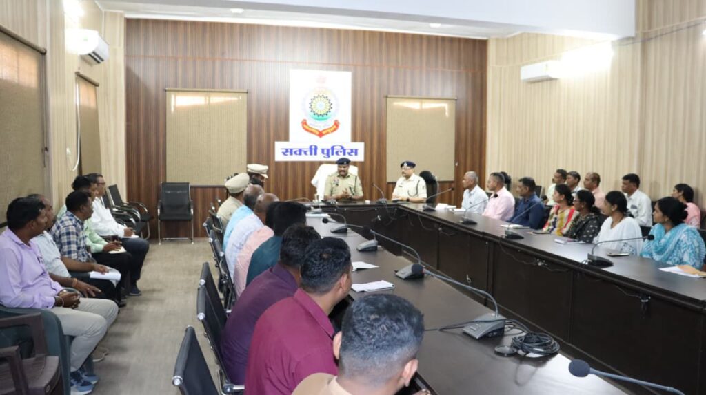 शक्ति जिले के एसपी ठाकुर ने किया रक्षित केंद्र एवं पुलिस थाना बाराद्वार का औचक निरीक्षण,बेहतर पुलिसिंग व्यवस्था को लेकर दिए थाना प्रभारी को निर्देश, आम जनता से सम्मानजनक व्यवहार करें पुलिस शक्ति जिले के एसपी ठाकुर ने किया रक्षित केंद्र एवं पुलिस थाना बाराद्वार का औचक निरीक्षण,बेहतर पुलिसिंग व्यवस्था को लेकर दिए थाना प्रभारी को निर्देश, आम जनता से सम्मानजनक व्यवहार करें पुलिस kshititech