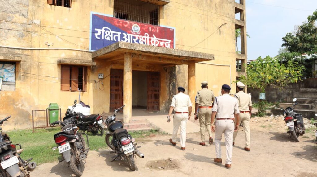 शक्ति जिले के एसपी ठाकुर ने किया रक्षित केंद्र एवं पुलिस थाना बाराद्वार का औचक निरीक्षण,बेहतर पुलिसिंग व्यवस्था को लेकर दिए थाना प्रभारी को निर्देश, आम जनता से सम्मानजनक व्यवहार करें पुलिस शक्ति जिले के एसपी ठाकुर ने किया रक्षित केंद्र एवं पुलिस थाना बाराद्वार का औचक निरीक्षण,बेहतर पुलिसिंग व्यवस्था को लेकर दिए थाना प्रभारी को निर्देश, आम जनता से सम्मानजनक व्यवहार करें पुलिस kshititech