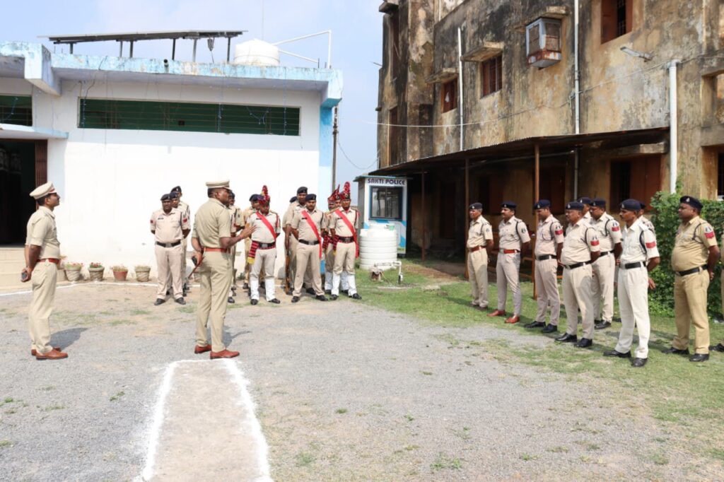शक्ति जिले के एसपी ठाकुर ने किया रक्षित केंद्र एवं पुलिस थाना बाराद्वार का औचक निरीक्षण,बेहतर पुलिसिंग व्यवस्था को लेकर दिए थाना प्रभारी को निर्देश, आम जनता से सम्मानजनक व्यवहार करें पुलिस शक्ति जिले के एसपी ठाकुर ने किया रक्षित केंद्र एवं पुलिस थाना बाराद्वार का औचक निरीक्षण,बेहतर पुलिसिंग व्यवस्था को लेकर दिए थाना प्रभारी को निर्देश, आम जनता से सम्मानजनक व्यवहार करें पुलिस kshititech