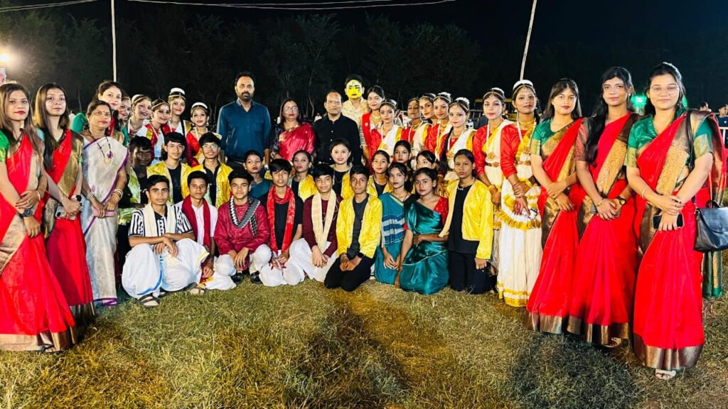 कलेक्टर मैदान में आयोजित राज्योत्सव कार्यक्रम में शक्ति के लिटिल फ्लावर स्कूल के बच्चों ने दी शानदार प्रस्तुति, अतिथियों के हाथों सम्मान भी मिला विद्यालय के बच्चों को कलेक्टर मैदान में आयोजित राज्योत्सव कार्यक्रम में शक्ति के लिटिल फ्लावर स्कूल के बच्चों ने दी शानदार प्रस्तुति, अतिथियों के हाथों सम्मान भी मिला विद्यालय के बच्चों को kshititech