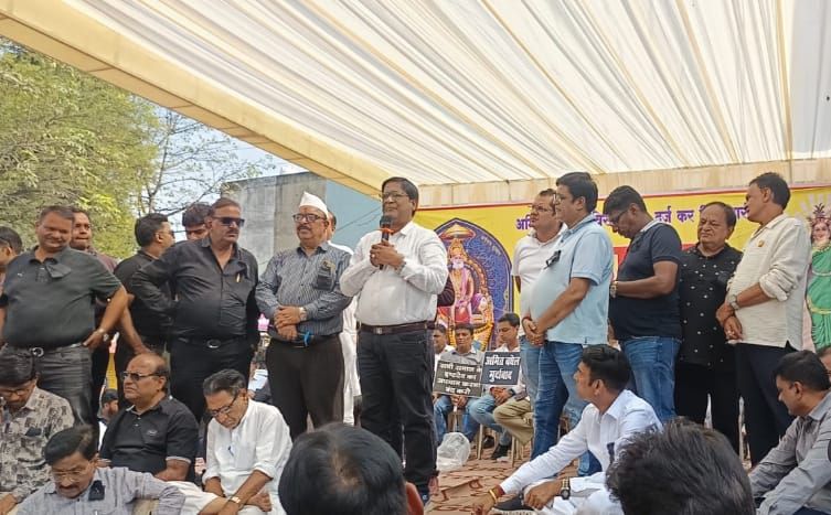 अमित बघेल की अपमानजनक टिप्पणी वाले मामले में छत्तीसगढ़ के अग्रवाल समाज में भारी आक्रोश, अमित बघेल की गिरफ्तारी को लेकर 4 नवंबर को रायगढ़ में हुआ धरना प्रदर्शन, तो वहीं कोरबा, रायपुर सहित दर्जनों शहरों में समाज के लोगों ने दिया बघेल के खिलाफ FIR दर्ज करने के लिए ज्ञापन, अग्रवाल संगठन के प्रदेश अध्यक्ष डॉ अशोक सियाराम अग्रवाल ने कहा-समाज में वैमनस्यता फैलाने वाले अमित बघेल की हो तत्काल गिरफ्तारी, 6 नवंबर को रायपुर के अग्रसेन चौक में होगा धरना प्रदर्शन अमित बघेल की अपमानजनक टिप्पणी वाले मामले में छत्तीसगढ़ के अग्रवाल समाज में भारी आक्रोश, अमित बघेल की गिरफ्तारी को लेकर 4 नवंबर को रायगढ़ में हुआ धरना प्रदर्शन, तो वहीं कोरबा, रायपुर सहित दर्जनों शहरों में समाज के लोगों ने दिया बघेल के खिलाफ FIR दर्ज करने के लिए ज्ञापन, अग्रवाल संगठन के प्रदेश अध्यक्ष डॉ अशोक सियाराम अग्रवाल ने कहा-समाज में वैमनस्यता फैलाने वाले अमित बघेल की हो तत्काल गिरफ्तारी, 6 नवंबर को रायपुर के अग्रसेन चौक में होगा धरना प्रदर्शन kshititech