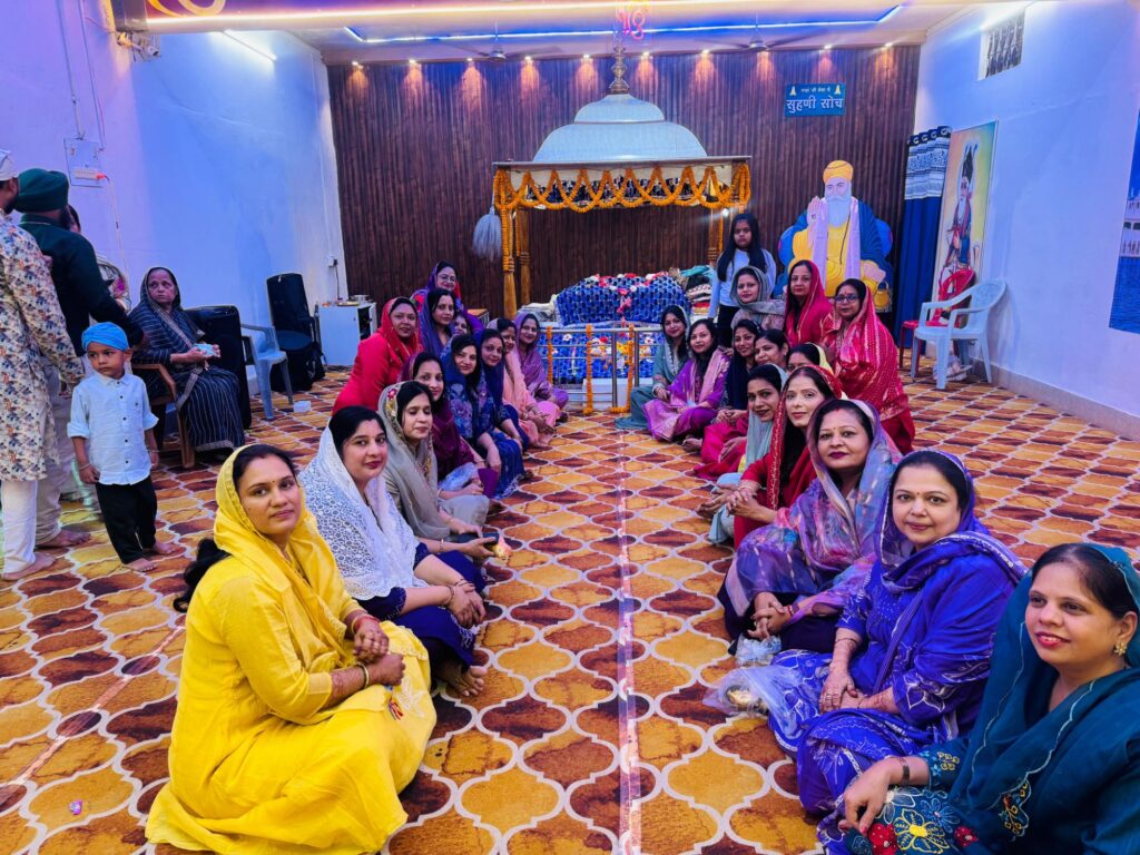 गुरु नानक जयंती पर मारवाड़ी समाज की महिलाओं ने गुरुद्वारे में पहुंचकर टेका मत्था,सिक्ख एवं सिंधी समाज की महिला सदस्यों को दी जयंती पर्व की शुभकामनाएं गुरु नानक जयंती पर मारवाड़ी समाज की महिलाओं ने गुरुद्वारे में पहुंचकर टेका मत्था,सिक्ख एवं सिंधी समाज की महिला सदस्यों को दी जयंती पर्व की शुभकामनाएं kshititech