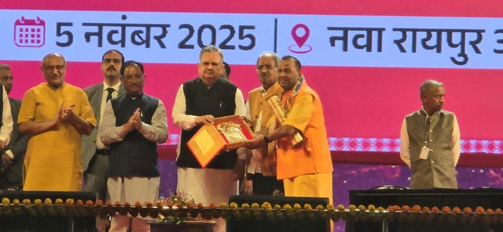 छत्तीसगढ़ शासन के महाराजा अग्रसेन सम्मान 2025 से नवाजे गए बिलासपुर के समाजसेवी राजेंद्र अग्रवाल राजू, महामहिम उपराष्ट्रपति,मुख्यमंत्री एवं विधानसभा अध्यक्ष की उपस्थिति में मिला अलंकरण सम्मान, सम्मान स्वरूप शासन निधि ₹200000 की राशि एवं स्मृति चिन्ह छत्तीसगढ़ शासन के महाराजा अग्रसेन सम्मान 2025 से नवाजे गए बिलासपुर के समाजसेवी राजेंद्र अग्रवाल राजू, महामहिम उपराष्ट्रपति,मुख्यमंत्री एवं विधानसभा अध्यक्ष की उपस्थिति में मिला अलंकरण सम्मान, सम्मान स्वरूप शासन निधि ₹200000 की राशि एवं स्मृति चिन्ह kshititech