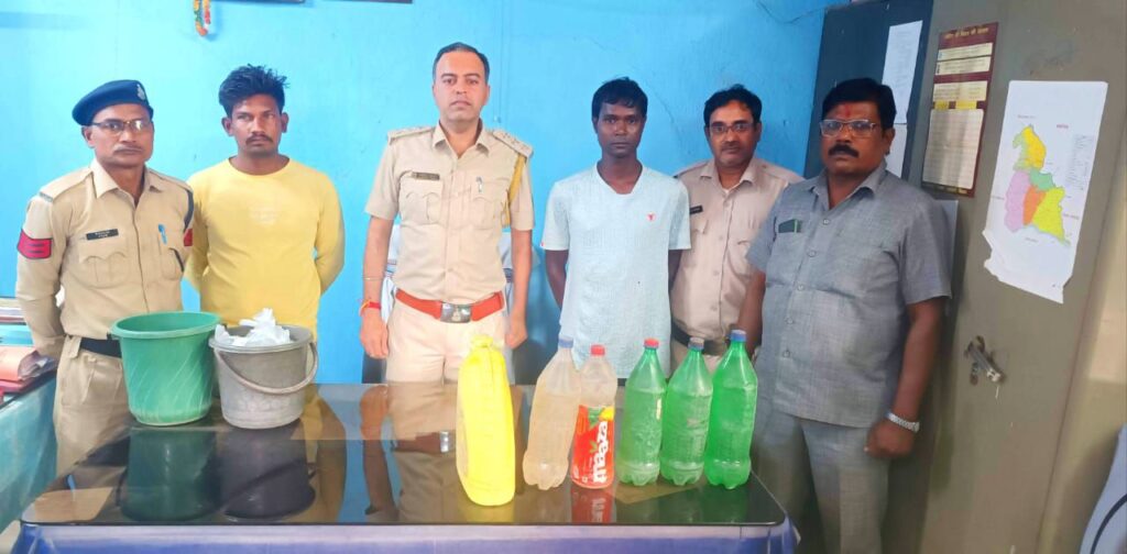 आबकारी अधिकारी उप्पल साहब की कार्रवाई में आबकारी के चार प्रकरण दर्ज,27 लीटर अवैध महुआ शराब के साथ चार आरोपी गिरफ्तार आबकारी अधिकारी उप्पल साहब की कार्रवाई में आबकारी के चार प्रकरण दर्ज,27 लीटर अवैध महुआ शराब के साथ चार आरोपी गिरफ्तार kshititech