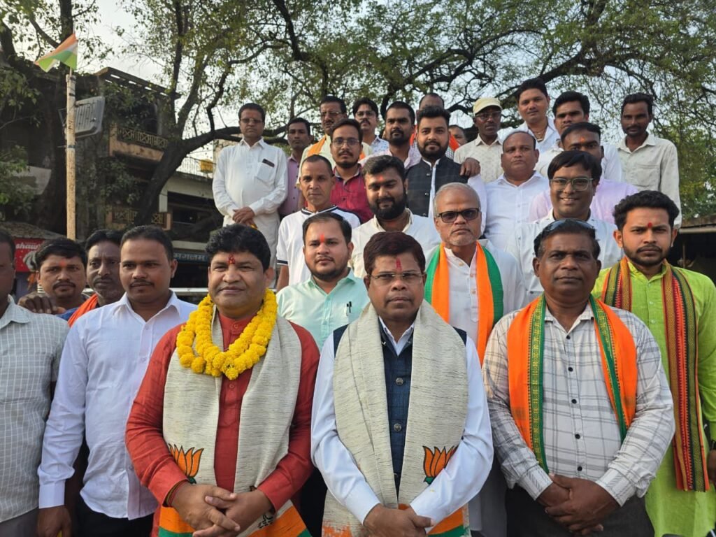 भाजपा पिछड़ा वर्ग मोर्चा के प्रदेश अध्यक्ष अशोक साहू पहुंचे बाराद्वार, पूर्व विधायक डॉक्टर खिलावन साहू एवं नगर पंचायत अध्यक्ष नारायण कुर्रे के नेतृत्व में हुआ जोरदार स्वागत, अटल जी की प्रतिमा पर माल्यार्पण भी किया प्रदेश अध्यक्ष जी ने kshititech