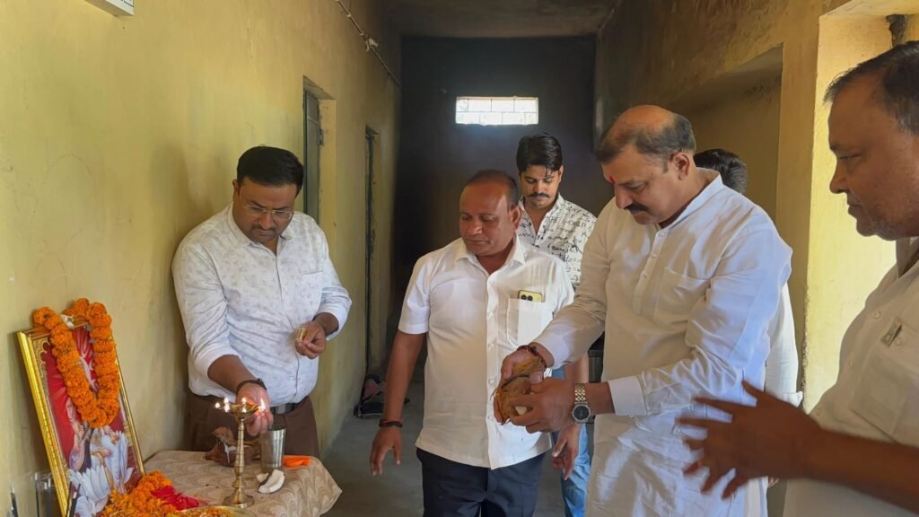 जनप्रतिनिधियों की सक्रियता से बाराद्वार शहर के स्वामी आत्मानंद इंग्लिश मीडियम स्कूल की शिक्षा व्यवस्था को बेहतर बनाने हो रहे प्रयास, सांसद प्रतिनिधि अमित कलानोरिया की पहल से विद्यालय की व्यवस्थाओं में हो रहा सुधार, एक शिफ्ट में प्रारंभ किया गया विद्यालय, नगर पंचायत अध्यक्ष ने करी विद्यालय में आवश्यकता अनुरूप सुविधाएं उपलब्ध करवाने की घोषणा जनप्रतिनिधियों की सक्रियता से बाराद्वार शहर के स्वामी आत्मानंद इंग्लिश मीडियम स्कूल की शिक्षा व्यवस्था को बेहतर बनाने हो रहे प्रयास, सांसद प्रतिनिधि अमित कलानोरिया की पहल से विद्यालय की व्यवस्थाओं में हो रहा सुधार, एक शिफ्ट में प्रारंभ किया गया विद्यालय, नगर पंचायत अध्यक्ष ने करी विद्यालय में आवश्यकता अनुरूप सुविधाएं उपलब्ध करवाने की घोषणा kshititech