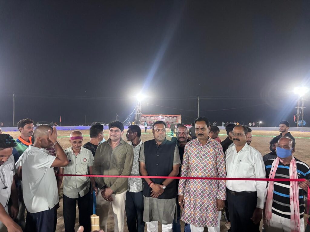 जगमहंत में रात्रिकालीन क्रिकेट प्रतियोगिता का शुभारंभ,मुख्य अतिथि अमर सुल्तानिया ने कहा- मैदान में जुनून ही असली जीत है, जिले के ग्रामीण इलाकों के युवा अमर सुल्तानिया को मानते हैं अपना आदर्श जगमहंत में रात्रिकालीन क्रिकेट प्रतियोगिता का शुभारंभ,मुख्य अतिथि अमर सुल्तानिया ने कहा- मैदान में जुनून ही असली जीत है, जिले के ग्रामीण इलाकों के युवा अमर सुल्तानिया को मानते हैं अपना आदर्श kshititech