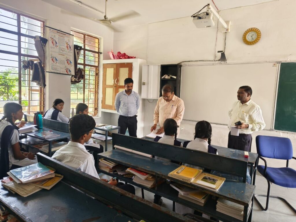 शक्ति जिले में 6 करोड़ की लागत से बरसात में खराब हो चुकी सड़कों का मरम्मत कार्य हुआ चालू, पीडब्ल्यूडी मंत्री अरुण साव ने करी थी शक्ति आगमन पर घोषणा,चिसदा के जवाहर नवोदय विद्यालय के निरीक्षण पर पहुंचे कलेक्टर तोपनो साहब, जिले में वंदे मातरम की 150वीं वर्षगांठ पर देश प्रेम का होगा आगाज kshititech