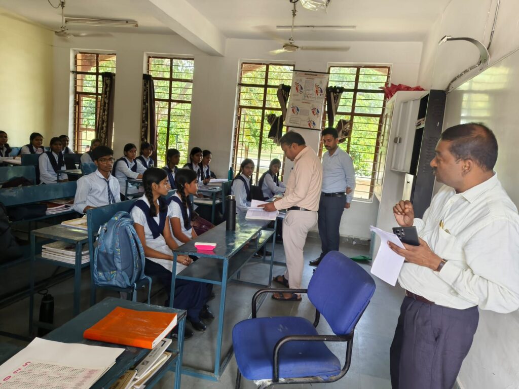 शक्ति जिले में 6 करोड़ की लागत से बरसात में खराब हो चुकी सड़कों का मरम्मत कार्य हुआ चालू, पीडब्ल्यूडी मंत्री अरुण साव ने करी थी शक्ति आगमन पर घोषणा,चिसदा के जवाहर नवोदय विद्यालय के निरीक्षण पर पहुंचे कलेक्टर तोपनो साहब, जिले में वंदे मातरम की 150वीं वर्षगांठ पर देश प्रेम का होगा आगाज kshititech