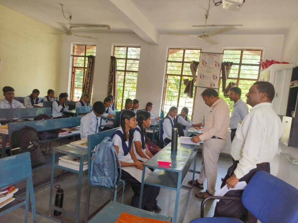 शक्ति जिले में 6 करोड़ की लागत से बरसात में खराब हो चुकी सड़कों का मरम्मत कार्य हुआ चालू, पीडब्ल्यूडी मंत्री अरुण साव ने करी थी शक्ति आगमन पर घोषणा,चिसदा के जवाहर नवोदय विद्यालय के निरीक्षण पर पहुंचे कलेक्टर तोपनो साहब, जिले में वंदे मातरम की 150वीं वर्षगांठ पर देश प्रेम का होगा आगाज kshititech