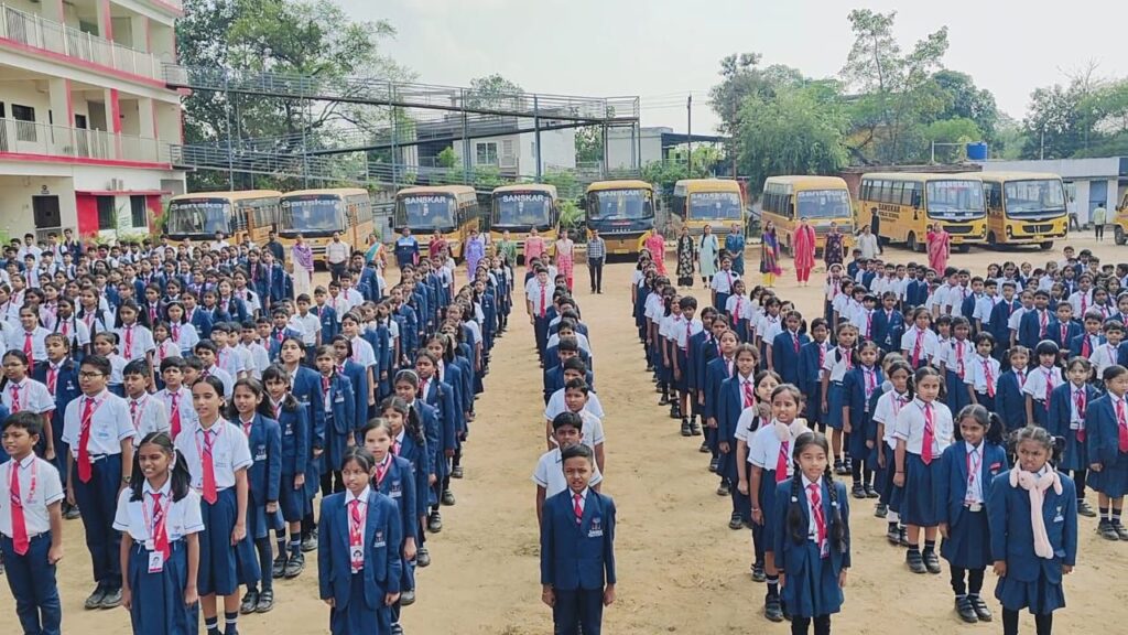 राष्ट्रभक्ति का ऐतिहासिक गौरवशाली दिन- शक्ति के संस्कार पब्लिक स्कूल के बच्चों ने सामूहिक गायन किया वंदे मातरम राष्ट्रीय गीत का, अवसर था वंदे मातरम गीत के 150 वर्ष पूर्ण होने का, बच्चों के अनुशासन एवं उनकी प्रस्तुति ने मंत्रमुग्ध कर दिया kshititech