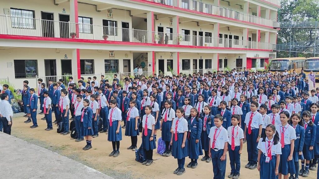 राष्ट्रभक्ति का ऐतिहासिक गौरवशाली दिन- शक्ति के संस्कार पब्लिक स्कूल के बच्चों ने सामूहिक गायन किया वंदे मातरम राष्ट्रीय गीत का, अवसर था वंदे मातरम गीत के 150 वर्ष पूर्ण होने का, बच्चों के अनुशासन एवं उनकी प्रस्तुति ने मंत्रमुग्ध कर दिया kshititech