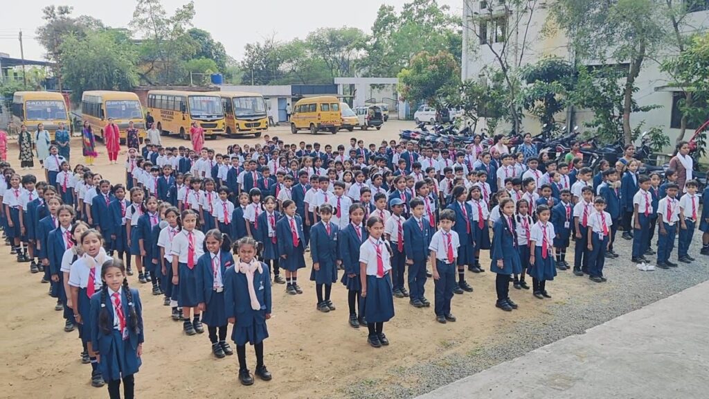 राष्ट्रभक्ति का ऐतिहासिक गौरवशाली दिन- शक्ति के संस्कार पब्लिक स्कूल के बच्चों ने सामूहिक गायन किया वंदे मातरम राष्ट्रीय गीत का, अवसर था वंदे मातरम गीत के 150 वर्ष पूर्ण होने का, बच्चों के अनुशासन एवं उनकी प्रस्तुति ने मंत्रमुग्ध कर दिया kshititech