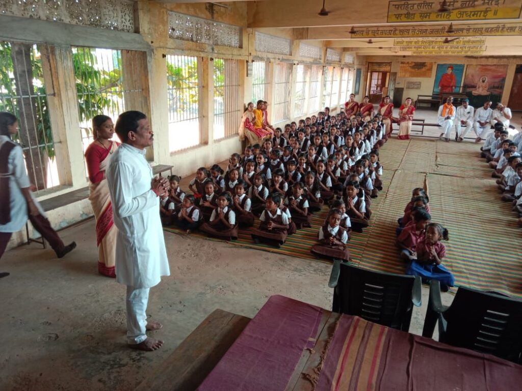 शक्ति के सरस्वती शिशु मंदिर में वंदे मातरम के 150 वर्ष पूर्ण होने पर किया गया कार्यक्रम का आयोजन, व्यवस्थापक मांगेराम अग्रवाल ने कहा- वंदे मातरम के 150 वर्ष हम सबके लिए गौरवशाली, वंदे मातरम वह गीत है जिसके गायन से रग रग में जागृत होती है देश प्रेम की भावना kshititech