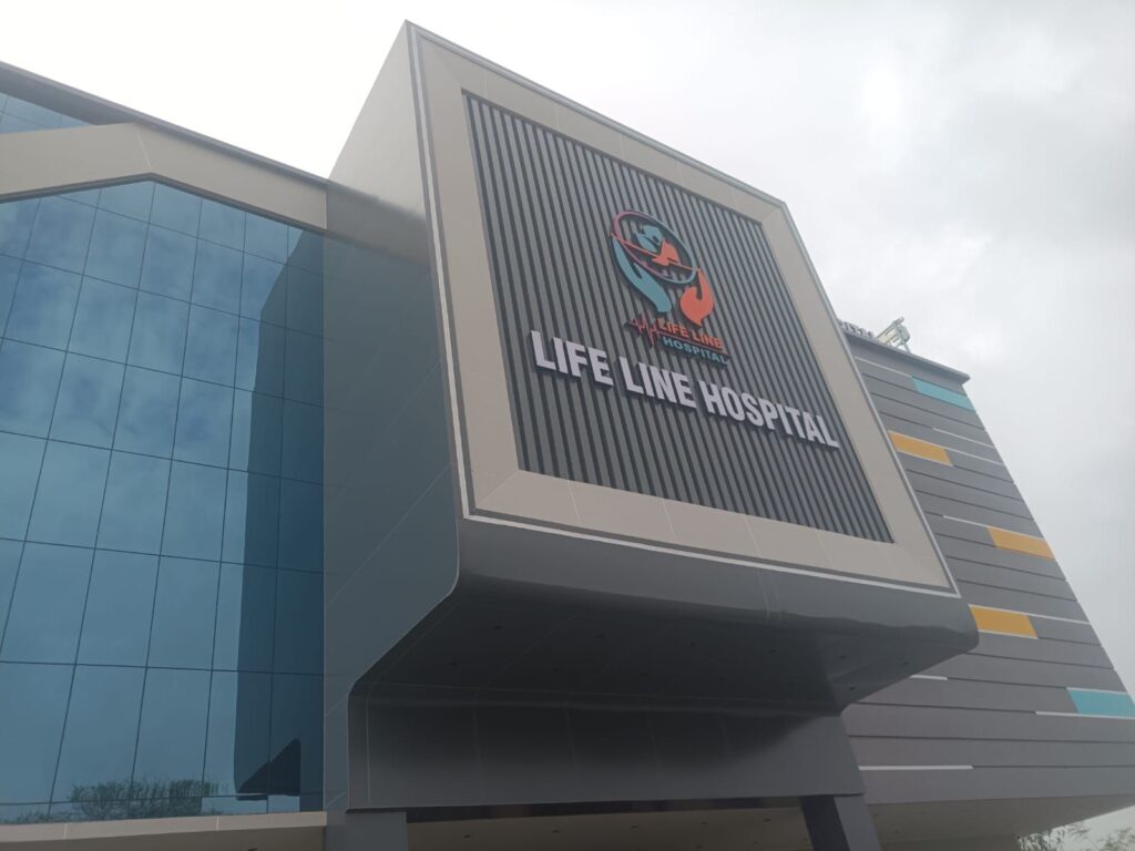 सख्त हुआ प्रशासन- प्राइवेट अस्पतालों का निरीक्षण किया शक्ति जिले के स्वास्थ्य एवं प्रशासन के अधिकारियों ने,अनेकों अस्पतालों में पाई गई कमियां, अस्पताल संचालको को दिए गए तत्काल मानकों के अनुरूप अस्पताल संचालन के निर्देश, जिले की सीएमएचओ डॉक्टर पूजा अग्रवाल ने कहा- स्वास्थ्य सेवाओं में लापरवाही पर निजी अस्पतालों पर भी होगी कार्रवाई, अस्पतालों में इलाज की रेट लिस्ट प्रदर्शित करने के दिए गए निर्देश kshititech