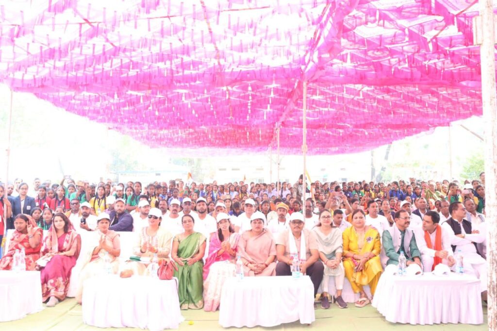 अद्वितीय आयोजन- शक्ति जिले में दिखी एकता की मिशाल, भोलेनाथ की नगरी तुर्री धाम से हजारों की संख्या में यूनिटी मार्च में रवाना हुए नागरिक, सांसद, कलेक्टर, एसपी सहित जिले भर के जनप्रतिनिधि रहे मौजूद,अवसर था सरदार वल्लभभाई पटेल की 150वीं जयंती का, जिले वासियों ने कहा- कभी नहीं देखा ऐसा आयोजन,13 किलोमीटर तक पदयात्रा की नागरिकों ने अद्वितीय आयोजन- शक्ति जिले में दिखी एकता की मिशाल, भोलेनाथ की नगरी तुर्री धाम से हजारों की संख्या में यूनिटी मार्च में रवाना हुए नागरिक, सांसद, कलेक्टर, एसपी सहित जिले भर के जनप्रतिनिधि रहे मौजूद,अवसर था सरदार वल्लभभाई पटेल की 150वीं जयंती का, जिले वासियों ने कहा- कभी नहीं देखा ऐसा आयोजन,13 किलोमीटर तक पदयात्रा की नागरिकों ने kshititech