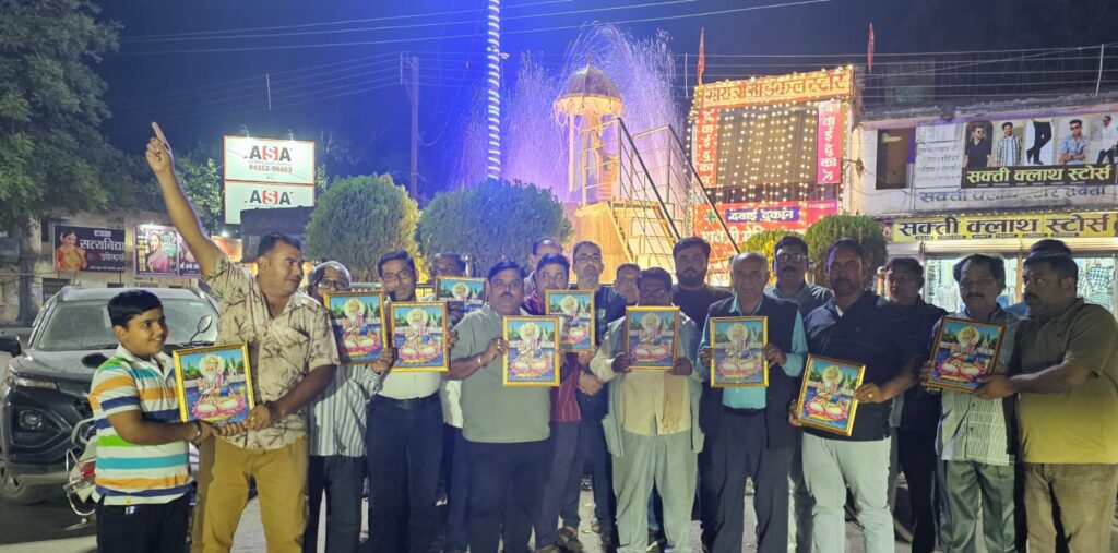 भगवान झूलेलाल पर अमित बघेल द्वारा की गई अमर्यादित टिप्पणी पर 9 नवंबर को शक्ति के सिंधी समाज के लोग पहुंचे पुलिस थाने, बघेल के खिलाफ एफआईआर दर्ज करने की की करी मांग, सिंधी समाज के सुरेश कृपलानी ने कहा- कार्रवाई न होने पर आंदोलन करने मजबूर होगा सिंधी समाज, देश के विभिन्न राज्यों में सिंधी समाज में अमित बघेल के खिलाफ दर्ज करवाई है FIR kshititech