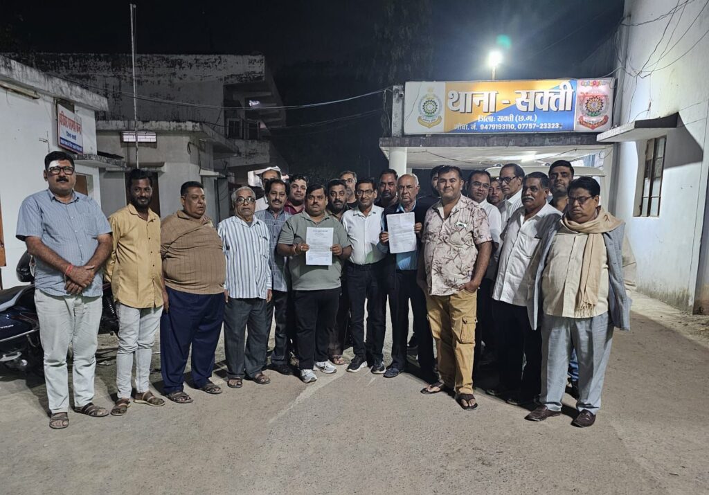 भगवान झूलेलाल पर अमित बघेल द्वारा की गई अमर्यादित टिप्पणी पर 9 नवंबर को शक्ति के सिंधी समाज के लोग पहुंचे पुलिस थाने, बघेल के खिलाफ एफआईआर दर्ज करने की की करी मांग, सिंधी समाज के सुरेश कृपलानी ने कहा- कार्रवाई न होने पर आंदोलन करने मजबूर होगा सिंधी समाज, देश के विभिन्न राज्यों में सिंधी समाज में अमित बघेल के खिलाफ दर्ज करवाई है FIR kshititech