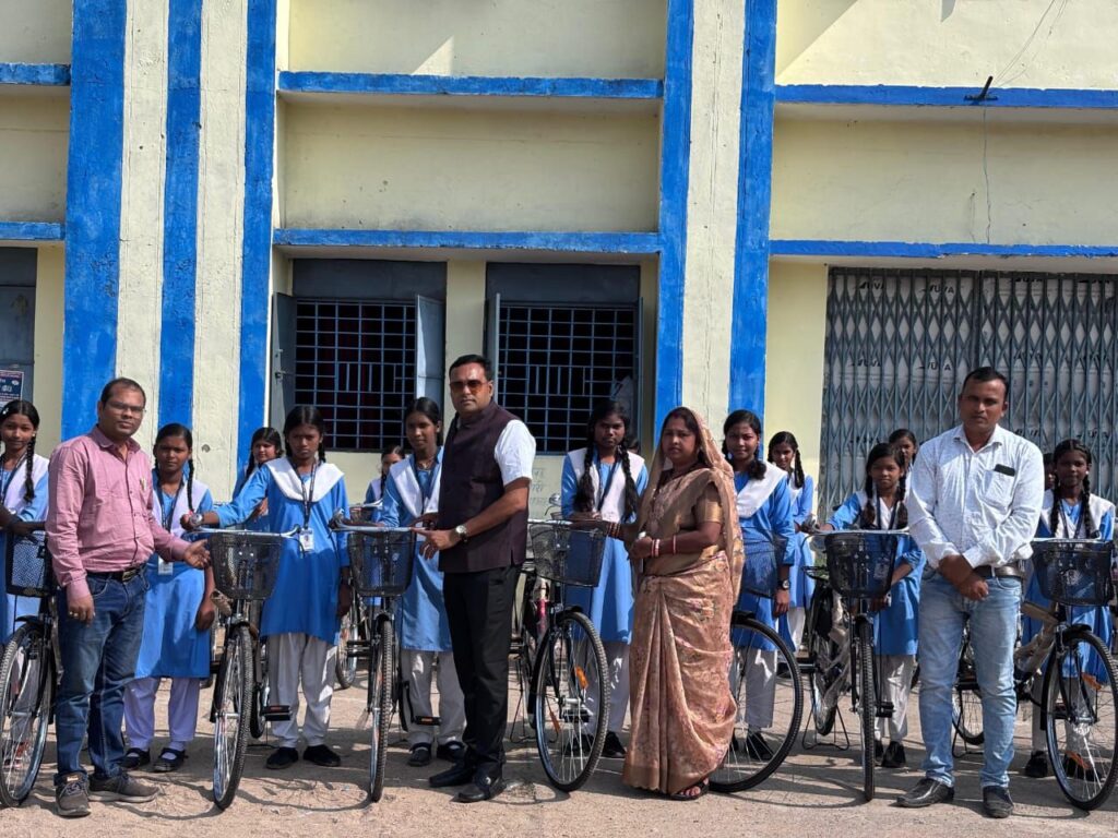 सशक्त बेटियां ही प्रगति का आधार- अमर सुल्तानिया, छत्तीसगढ़ शासन की सरस्वती साइकिल योजना के तहत 24 छात्राओं को किया गया साइकिल का वितरण, बनारी के हाई स्कूल में आयोजित था कार्यक्रम, साइकिल मिलते ही छात्राओं के चेहरों पर दिखी मुस्कान kshititech