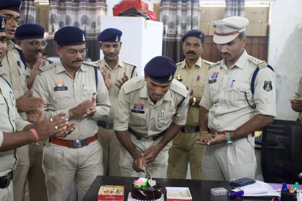 बेहतर पुलिसिंग व्यवस्था के लिए मंथन- शक्ति जिले के SP प्रफुल्ल ठाकुर ने ली जिले भर के थाना प्रभारियो एवं विभागीय कर्मचारियों की विस्तृत समीक्षा बैठक, 40 बिंदुओं पर दिए गए दिशा निर्देश, एसपी साहब की नई पहल विभागीय अधिकारी, कर्मचारियों के जन्मदिन पर भेंट किया जाएगा गुलदस्ता एवं एक दिन का मिलेगा अवकाश बेहतर पुलिसिंग व्यवस्था के लिए मंथन- शक्ति जिले के SP प्रफुल्ल ठाकुर ने ली जिले भर के थाना प्रभारियो एवं विभागीय कर्मचारियों की विस्तृत समीक्षा बैठक, 40 बिंदुओं पर दिए गए दिशा निर्देश, एसपी साहब की नई पहल विभागीय अधिकारी, कर्मचारियों के जन्मदिन पर भेंट किया जाएगा गुलदस्ता एवं एक दिन का मिलेगा अवकाश kshititech