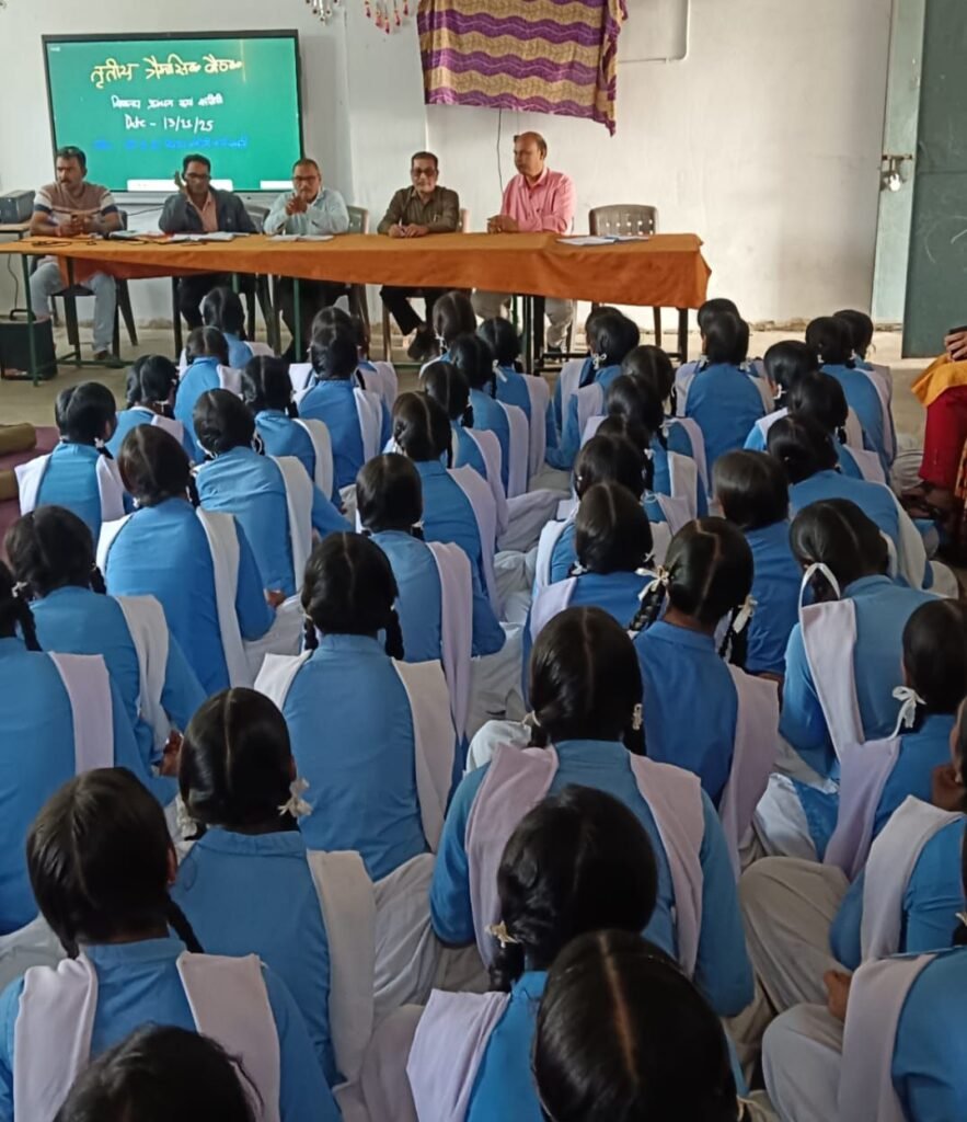 स्टेट मेरिट में स्थान बनाने बच्चों को मोटिवेशन- हायर सेकंडरी स्कूल सकरेली कलां में त्रैमासिक समीक्षा बैठक आयोजित,प्रतियोगी परीक्षा व वार्षिक परीक्षाओं के लिए दिये गये जरुरी टिप्स, जन भागीदारी अध्यक्ष रोशन लाल पटेल सहित भूमि संरक्षण अधिकारी आर एन गंगे भी रहे मौजूद, सकरेली के विद्यार्थी बनायगे इस बार मेरिट सूची में स्थान स्टेट मेरिट में स्थान बनाने बच्चों को मोटिवेशन- हायर सेकंडरी स्कूल सकरेली कलां में त्रैमासिक समीक्षा बैठक आयोजित,प्रतियोगी परीक्षा व वार्षिक परीक्षाओं के लिए दिये गये जरुरी टिप्स, जन भागीदारी अध्यक्ष रोशन लाल पटेल सहित भूमि संरक्षण अधिकारी आर एन गंगे भी रहे मौजूद, सकरेली के विद्यार्थी बनायगे इस बार मेरिट सूची में स्थान kshititech