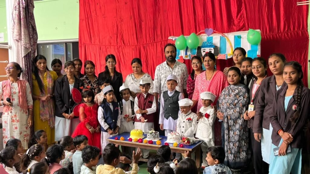 शक्ति थाने के TI लखन पटेल के मुख्य आतिथ्य में लिटिल फ्लावर इंग्लिश मीडियम स्कूल में संपन्न हुआ बाल दिवस का कार्यक्रम, बच्चों ने दी सुंदर प्रस्तुति, टीआई साहब ने भी बच्चों का किया उत्साह वर्धन kshititech