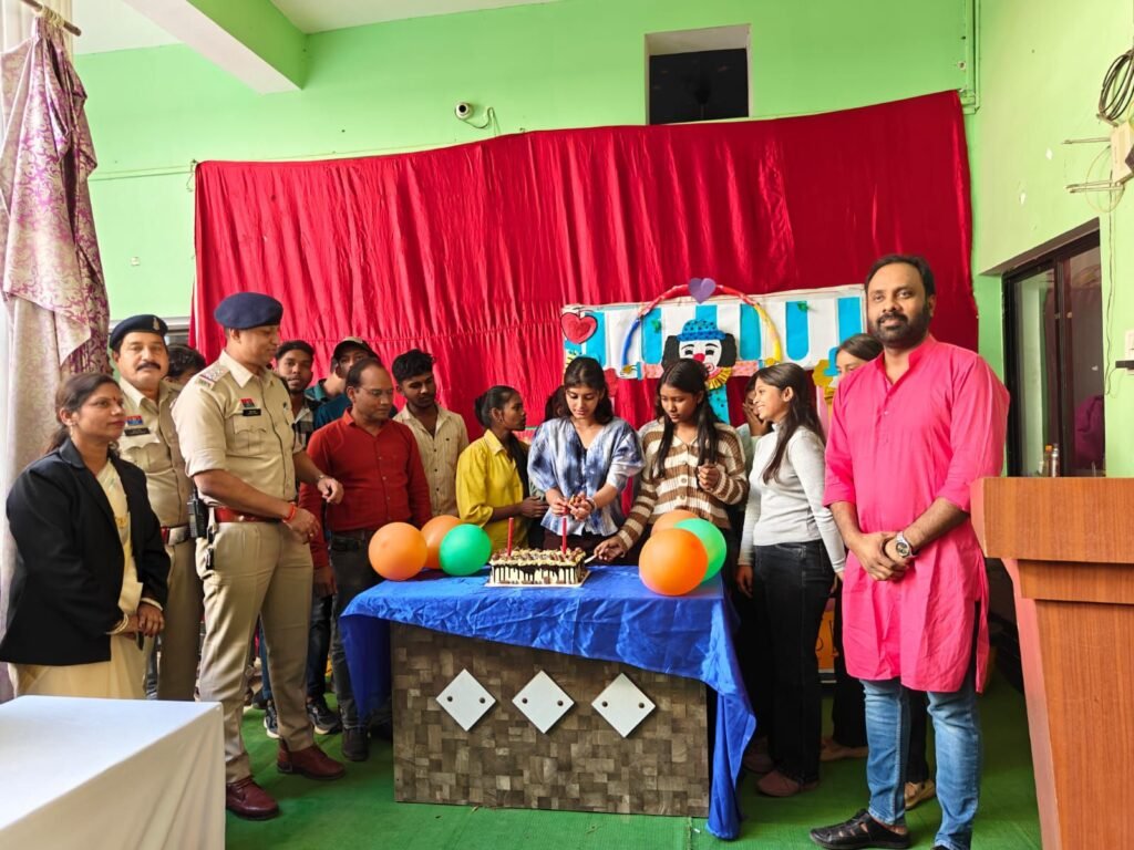 शक्ति थाने के TI लखन पटेल के मुख्य आतिथ्य में लिटिल फ्लावर इंग्लिश मीडियम स्कूल में संपन्न हुआ बाल दिवस का कार्यक्रम, बच्चों ने दी सुंदर प्रस्तुति, टीआई साहब ने भी बच्चों का किया उत्साह वर्धन kshititech