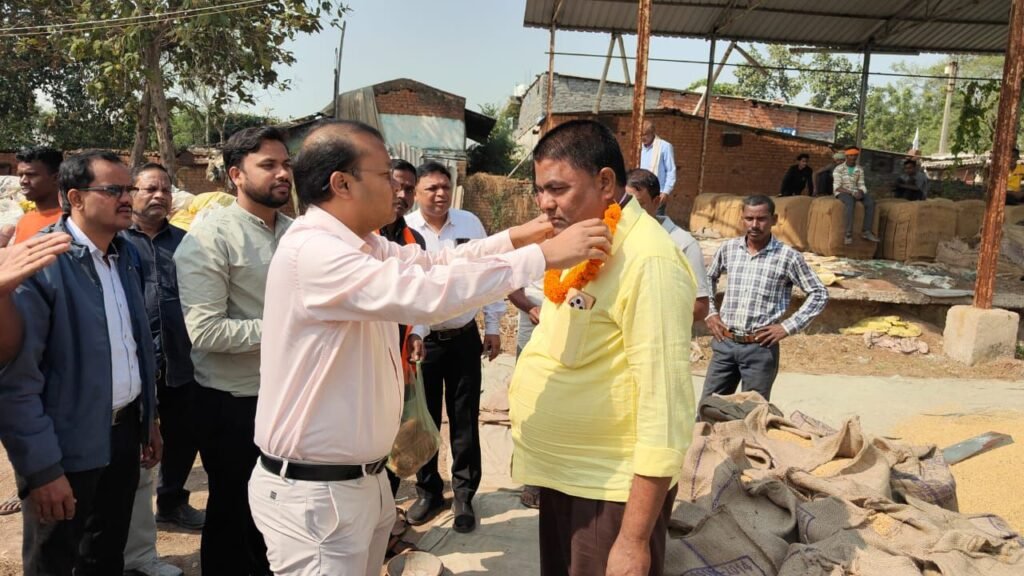 शक्ति जिले में धान खरीदी की चाक-चौबंद व्यवस्थाओं के बीच 15 नवंबर को हुआ खरीदी का शुभारंभ, कलेक्टर तोपनो साहब के मार्गदर्शन में बेहतर व्यवस्थाओं के बीच 48 क्विंटल धान बिक्री करने पहुंचे पहले किसान को को माला पहनाई तोपनो साहब ने, खाद्य अधिकारी, नोडल अधिकारी सहित शाखा प्रबंधक भी रहे मौजूद kshititech