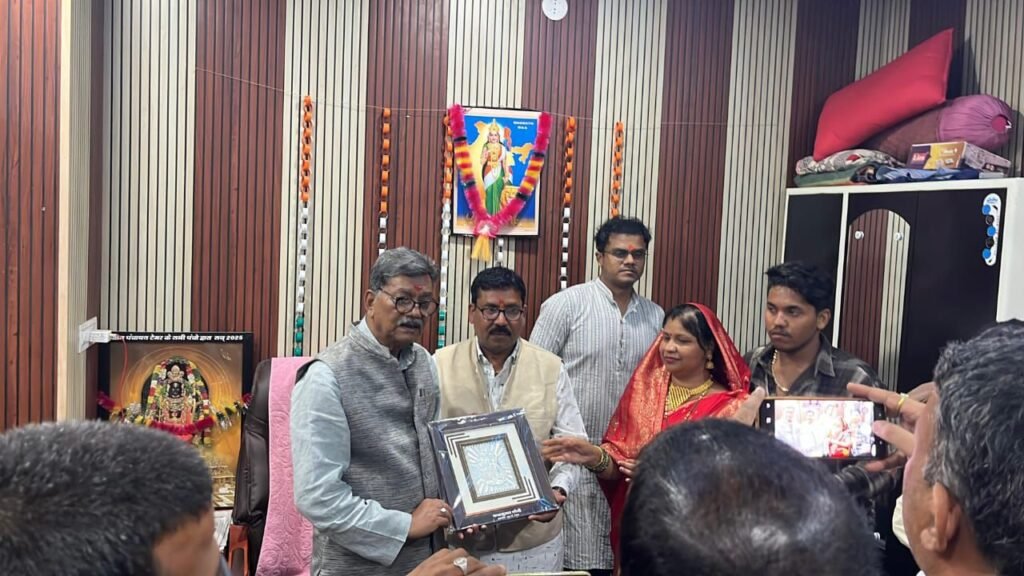 नेता प्रतिपक्ष महंत जी पहुंचे टेमर गांव, नए विकास कार्यो की रखी नींव, पंचायत के ऊर्जावान सरपंच चंद्र कुमार सोनी के जन्मदिन पर दी उन्हें बधाई एवं ग्राम वासियों को कहा- शक्ति विधानसभा क्षेत्र में साल 2018 से तेजी से हो रहे हैं विकास के कार्य, लाखों रुपए के नए विकास के काम होंगे गांव में kshititech