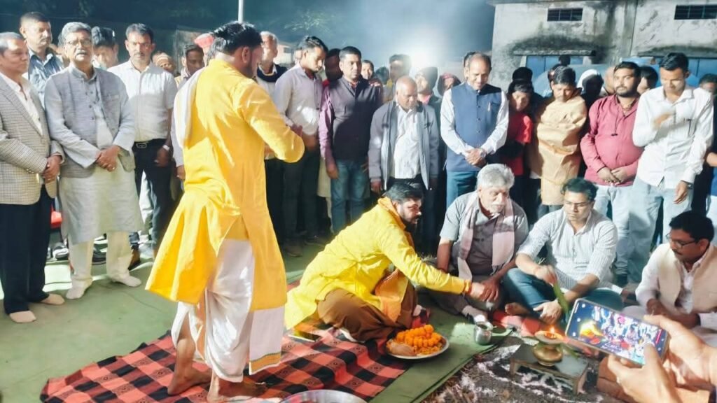 नेता प्रतिपक्ष महंत जी पहुंचे टेमर गांव, नए विकास कार्यो की रखी नींव, पंचायत के ऊर्जावान सरपंच चंद्र कुमार सोनी के जन्मदिन पर दी उन्हें बधाई एवं ग्राम वासियों को कहा- शक्ति विधानसभा क्षेत्र में साल 2018 से तेजी से हो रहे हैं विकास के कार्य, लाखों रुपए के नए विकास के काम होंगे गांव में kshititech