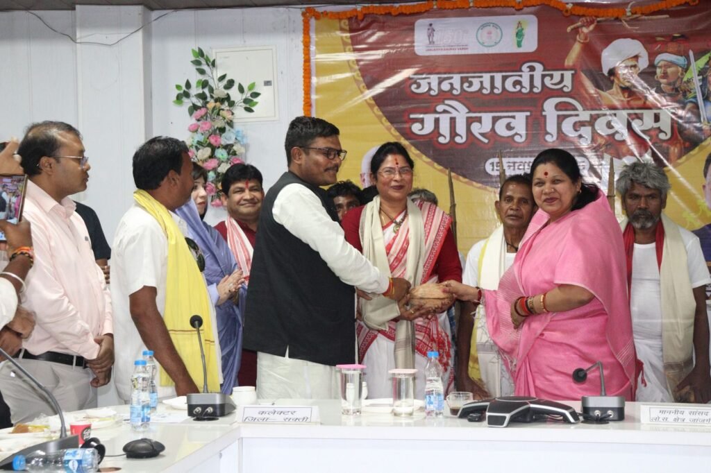 शक्ति जिले के कलेक्ट्रेट कार्यालय में जनजातीय गौरव दिवस पर संसद कमलेश जांगड़े की उपस्थिति में हुए कार्यक्रम, आदिवासी समाज के प्रतिभावान विद्यार्थियों एवं सामाजिक हस्तियों का किया गया सम्मान, सांसद जांगड़े ने कहा- दृढ़ संकल्प के आगे कठिनाइयां भी हो जाती है किनारे kshititech