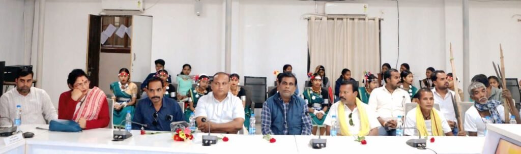 शक्ति जिले के कलेक्ट्रेट कार्यालय में जनजातीय गौरव दिवस पर संसद कमलेश जांगड़े की उपस्थिति में हुए कार्यक्रम, आदिवासी समाज के प्रतिभावान विद्यार्थियों एवं सामाजिक हस्तियों का किया गया सम्मान, सांसद जांगड़े ने कहा- दृढ़ संकल्प के आगे कठिनाइयां भी हो जाती है किनारे kshititech