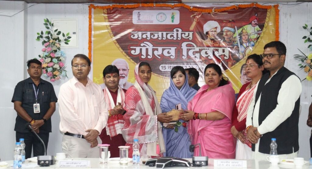 शक्ति जिले के कलेक्ट्रेट कार्यालय में जनजातीय गौरव दिवस पर संसद कमलेश जांगड़े की उपस्थिति में हुए कार्यक्रम, आदिवासी समाज के प्रतिभावान विद्यार्थियों एवं सामाजिक हस्तियों का किया गया सम्मान, सांसद जांगड़े ने कहा- दृढ़ संकल्प के आगे कठिनाइयां भी हो जाती है किनारे kshititech