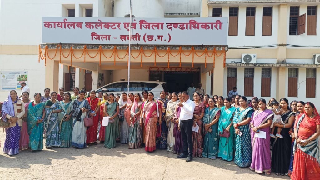 आर पार की लड़ाई- सरकार की कार्रवाई के खिलाफ सहकारी समिति के हड़ताली कर्मचारियों के परिवारजन पहुंचे शक्ति कलेक्ट्रेट कार्यालय, डिप्टी कलेक्टर को सौपा ज्ञापन, कहा कर्मचारियों की मांगों पर हो त्वरित कार्रवाई, परिवार जनों ने कहा- 25 नवंबर से कलेक्टर कार्यालय के सामने बैठेंगे बच्चों के साथ धरने पर kshititech