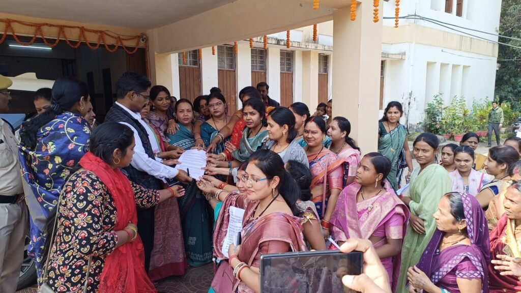 आर पार की लड़ाई- सरकार की कार्रवाई के खिलाफ सहकारी समिति के हड़ताली कर्मचारियों के परिवारजन पहुंचे शक्ति कलेक्ट्रेट कार्यालय, डिप्टी कलेक्टर को सौपा ज्ञापन, कहा कर्मचारियों की मांगों पर हो त्वरित कार्रवाई, परिवार जनों ने कहा- 25 नवंबर से कलेक्टर कार्यालय के सामने बैठेंगे बच्चों के साथ धरने पर kshititech