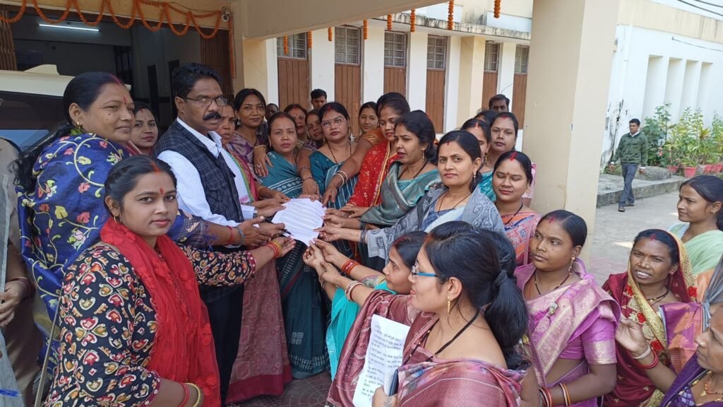 आर पार की लड़ाई- सरकार की कार्रवाई के खिलाफ सहकारी समिति के हड़ताली कर्मचारियों के परिवारजन पहुंचे शक्ति कलेक्ट्रेट कार्यालय, डिप्टी कलेक्टर को सौपा ज्ञापन, कहा कर्मचारियों की मांगों पर हो त्वरित कार्रवाई, परिवार जनों ने कहा- 25 नवंबर से कलेक्टर कार्यालय के सामने बैठेंगे बच्चों के साथ धरने पर kshititech