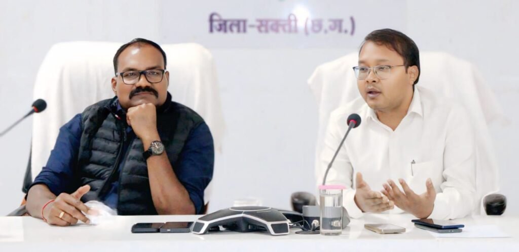 शक्ति जिले के कलेक्टर एवं एसपी साहब के नेतृत्व में हुई बैठक, जिले की कानून व्यवस्था को लेकर हुआ मंथन,SP ठाकुर ने कहा- जिले में पुलिस कर रही तत्परता से कार्य, आपातकालीन एवं अप्रिय घटनाओं से निपटने पुलिस चौबीसों घंटे है मुस्तैदी से तैनात, सभी थानों के प्रभारी भी रहे बैठक में मौजूद kshititech