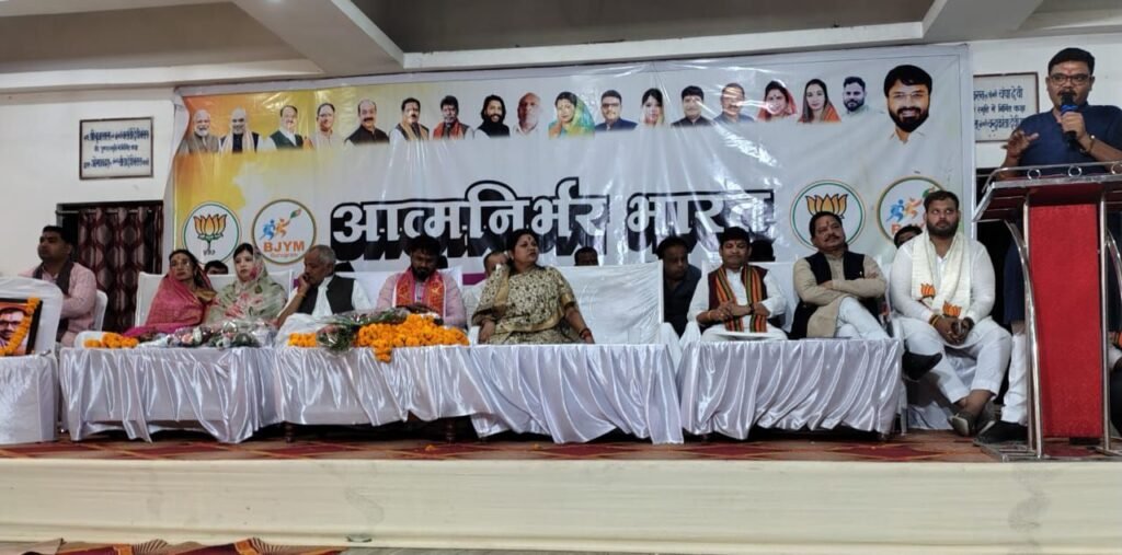 हजारों युवा पहुंचे सम्मेलन में- युवा मोर्चा अध्यक्ष राहुल टिकरिहा ने शक्ति आगमन पर शहर के सिद्ध हनुमान मंदिर में पहुंचकर टेका मत्था, शक्ति जिले के युवाओं ने किया अपने प्रदेश अध्यक्ष का अभूतपूर्व स्वागत राधाकृष्ण मंदिर में युवा सम्मेलन को संबोधित किया राहुल ने kshititech