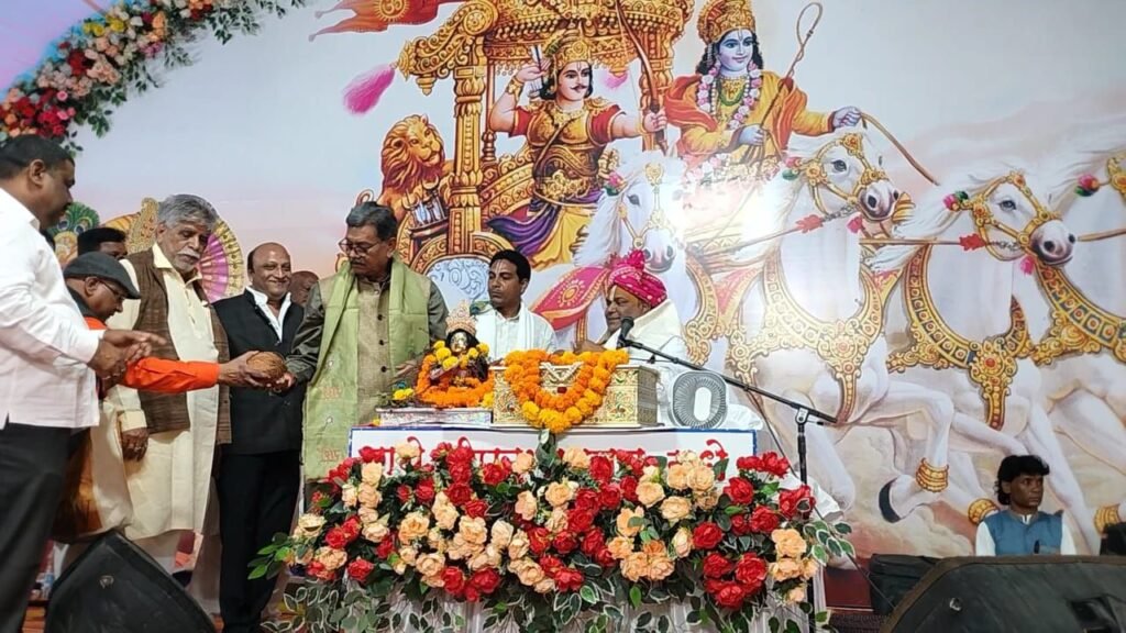 सकरेली कला के साहू परिवार में आयोजित श्रीमद् भागवत कथा का श्रवण करने पहुंचे नेता प्रतिपक्ष डॉ चरण दास महंत, महंत जी ने कहा श्रीमद् भागवत कथा की महिमा है अपरंपार kshititech