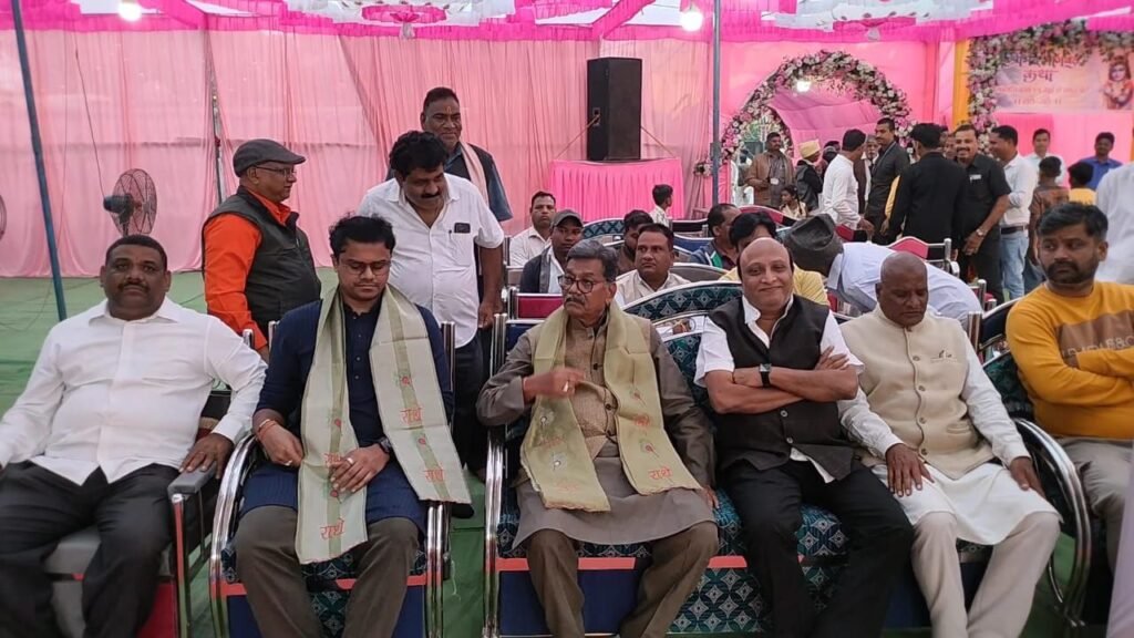 सकरेली कला के साहू परिवार में आयोजित श्रीमद् भागवत कथा का श्रवण करने पहुंचे नेता प्रतिपक्ष डॉ चरण दास महंत, महंत जी ने कहा श्रीमद् भागवत कथा की महिमा है अपरंपार kshititech