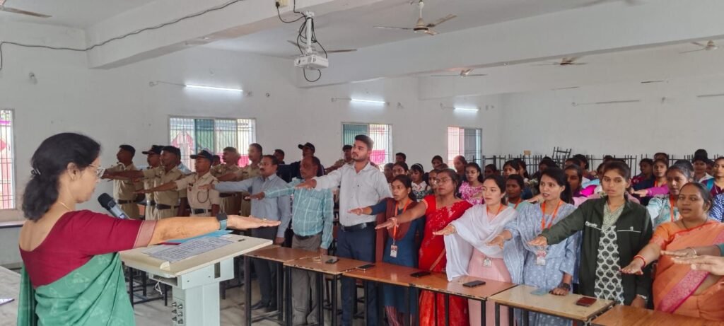 26 नवम्बर को जे.एल.एन. डिग्री कालेज सक्ती में संविधान दिवस मनाया गया, प्राचार्य डॉक्टर शालू पाहवा ने प्राध्यापकों एवं विद्यार्थियों के समक्ष संविधान की प्रस्तावना का किया वाचन, वरिष्ठ अधिवक्ता गण भी रहे मौजूद kshititech