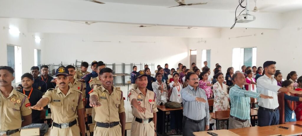 26 नवम्बर को जे.एल.एन. डिग्री कालेज सक्ती में संविधान दिवस मनाया गया, प्राचार्य डॉक्टर शालू पाहवा ने प्राध्यापकों एवं विद्यार्थियों के समक्ष संविधान की प्रस्तावना का किया वाचन, वरिष्ठ अधिवक्ता गण भी रहे मौजूद kshititech