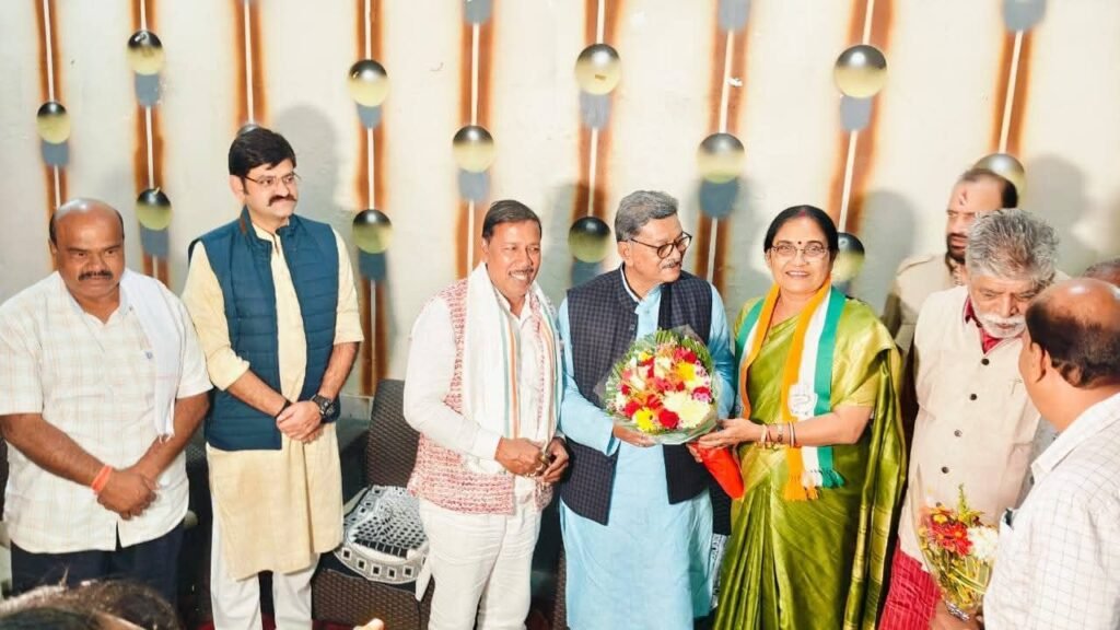 सक्ती कांग्रेस जिला अध्यक्ष को बधाई देने वालों का लगा तांता, रश्मि गबेल ने करी महंत जी से मुलाकात, विधायक व्यास कश्यप, विधायक राघवेंद्र सिंह, पामगढ़ विधायक शेषराज हरवंश भी रहे मौजूद, एडवोकेट गिरधर जायसवाल ने कहा- शक्ति जिले में रश्मि गबेल के नेतृत्व में मजबूत होगा कांग्रेस संगठन kshititech