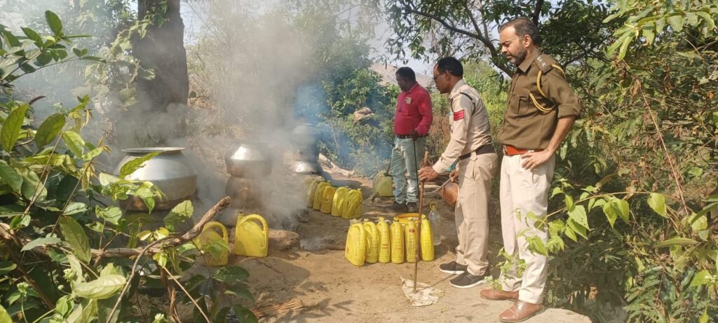 जंगल के अंदर चल रही अवैध शराब फैक्ट्री पर आबकारी विभाग ने मारा छापा, सैकड़ो क्विंटल महुआ लहान जप्त, शक्ति वृत्त के अधिकारी उप्पल साहाब की बड़ी कार्रवाई, सैकड़ो लीटर अवैध महुआ शराब भी हुई जब्त,उप्पल साहब की दहशत से शराब कारोबारी जंगलों की ओर करने लगे हैं पलायन kshititech