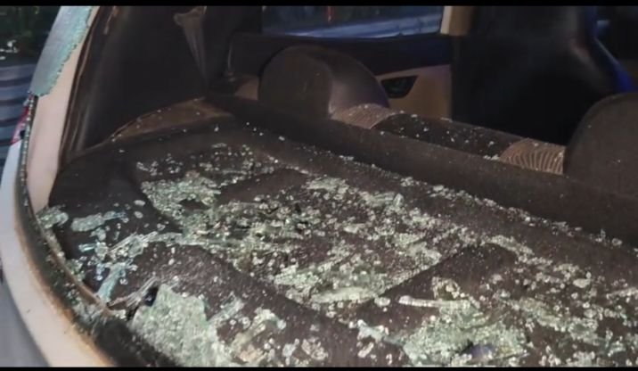 शक्ति में असामाजिक तत्वों के हौसले हुए बुलंद, बीते रात्रि शहर के इलेक्ट्रॉनिक मीडिया पत्रकार की खड़ी गाड़ी पर हुआ पथराव, विगत महीनो बुधवारी बाजार में भी खड़ी कार पर पथराव कर तोड़ दिया गया था कांच, सीसी कैमरे के आभाव में बच निकलते हैं ऐसे अज्ञात बदमाश kshititech