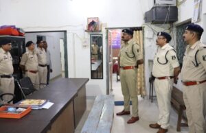 शक्ति जिले के एसपी ठाकुर ने किया रक्षित केंद्र एवं पुलिस थाना बाराद्वार का औचक निरीक्षण,बेहतर पुलिसिंग व्यवस्था को लेकर दिए थाना प्रभारी को निर्देश, आम जनता से सम्मानजनक व्यवहार करें पुलिस शक्ति जिले के एसपी ठाकुर ने किया रक्षित केंद्र एवं पुलिस थाना बाराद्वार का औचक निरीक्षण,बेहतर पुलिसिंग व्यवस्था को लेकर दिए थाना प्रभारी को निर्देश, आम जनता से सम्मानजनक व्यवहार करें पुलिस kshititech