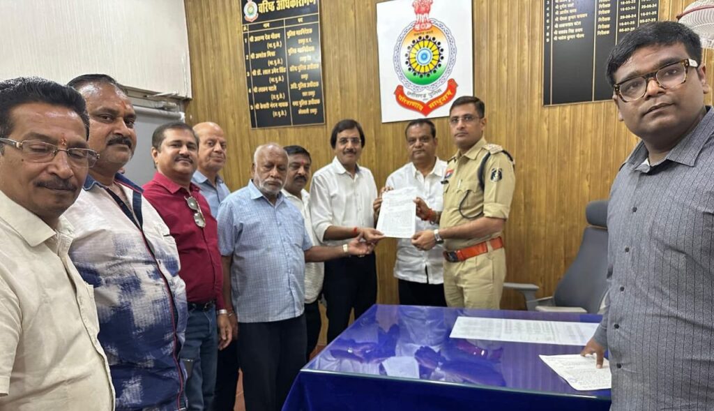 अमित बघेल की अपमानजनक टिप्पणी वाले मामले में छत्तीसगढ़ के अग्रवाल समाज में भारी आक्रोश, अमित बघेल की गिरफ्तारी को लेकर 4 नवंबर को रायगढ़ में हुआ धरना प्रदर्शन, तो वहीं कोरबा, रायपुर सहित दर्जनों शहरों में समाज के लोगों ने दिया बघेल के खिलाफ FIR दर्ज करने के लिए ज्ञापन, अग्रवाल संगठन के प्रदेश अध्यक्ष डॉ अशोक सियाराम अग्रवाल ने कहा-समाज में वैमनस्यता फैलाने वाले अमित बघेल की हो तत्काल गिरफ्तारी, 6 नवंबर को रायपुर के अग्रसेन चौक में होगा धरना प्रदर्शन अमित बघेल की अपमानजनक टिप्पणी वाले मामले में छत्तीसगढ़ के अग्रवाल समाज में भारी आक्रोश, अमित बघेल की गिरफ्तारी को लेकर 4 नवंबर को रायगढ़ में हुआ धरना प्रदर्शन, तो वहीं कोरबा, रायपुर सहित दर्जनों शहरों में समाज के लोगों ने दिया बघेल के खिलाफ FIR दर्ज करने के लिए ज्ञापन, अग्रवाल संगठन के प्रदेश अध्यक्ष डॉ अशोक सियाराम अग्रवाल ने कहा-समाज में वैमनस्यता फैलाने वाले अमित बघेल की हो तत्काल गिरफ्तारी, 6 नवंबर को रायपुर के अग्रसेन चौक में होगा धरना प्रदर्शन kshititech