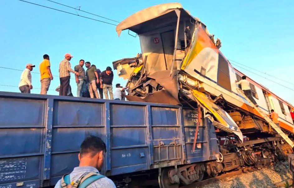 बिलासपुर रेल हादसे में अब तक 11 लोगों की मौत, कई शक्ति जिले की बिटिया प्रिया चंद्रा भी हुई हादसे का शिकार, राहत बचाव कार्य चल रहा जोरों से, डाउन लाइन पर रेल परिचालन शुरू, शासन ने किया मुआवजे का ऐलान बिलासपुर रेल हादसे में अब तक 11 लोगों की मौत, कई शक्ति जिले की बिटिया प्रिया चंद्रा भी हुई हादसे का शिकार, राहत बचाव कार्य चल रहा जोरों से, डाउन लाइन पर रेल परिचालन शुरू, शासन ने किया मुआवजे का ऐलान kshititech