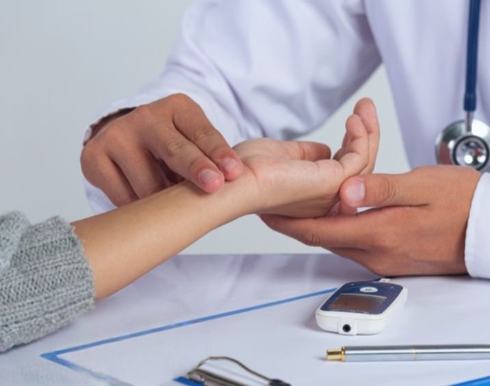 स्वास्थ्य सेवा का सबसे बड़ा शिविर- 400 मरीजी ने कराया पंजीयन, निशुल्क स्वास्थ्य शिविर के लिए 5 नवंबर को स्व.संतोष अग्रवाल की स्मृति में आयोजित निशुल्क स्वास्थ्य शिविर में मिली निशुल्क चिकित्सा परामर्श सेवाएं,मोतियाबिंद के मरीजों को भेजा गया रायपुर, नाश्ते एवं भोजन की भी संपूर्ण व्यवस्थाएं करी आयोजक परिवार ने kshititech