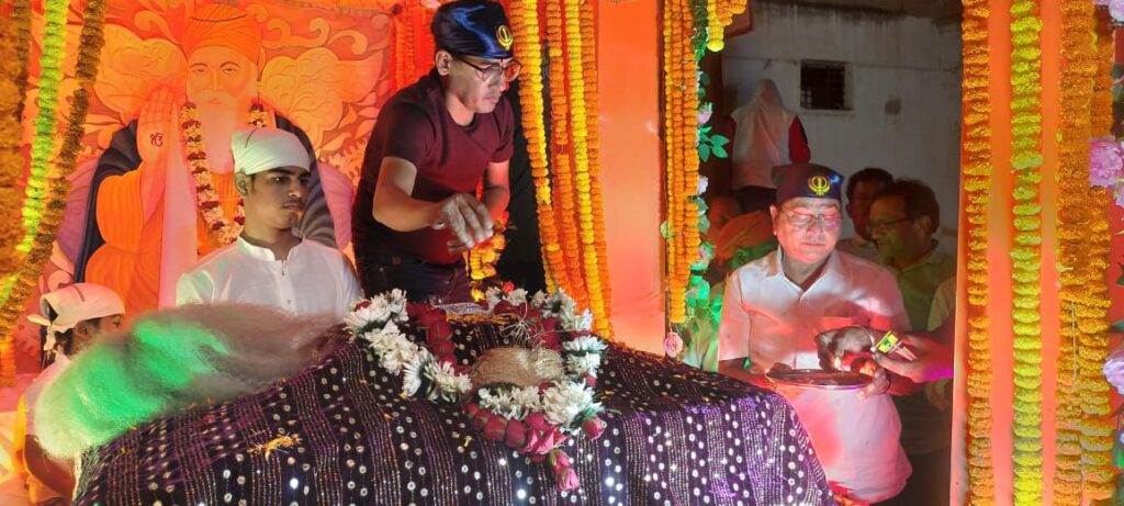 गुरु नानक जी की शोभा यात्रा का भव्य स्वागत किया शक्ति के अग्रवाल समाज एवं छत्तीसगढ़ चेंबर ऑफ कॉमर्स ने, शोभा यात्रा में बाहर से आए कलाकारों द्वारा वीरता भरे शस्त्र का प्रदर्शन भी रहा आकर्षण का केंद्र, शक्ति में आपसी भाईचारे की मिसाल है समाजो के बीच गुरु नानक जी की शोभा यात्रा का भव्य स्वागत किया शक्ति के अग्रवाल समाज एवं छत्तीसगढ़ चेंबर ऑफ कॉमर्स ने, शोभा यात्रा में बाहर से आए कलाकारों द्वारा वीरता भरे शस्त्र का प्रदर्शन भी रहा आकर्षण का केंद्र, शक्ति में आपसी भाईचारे की मिसाल है समाजो के बीच kshititech